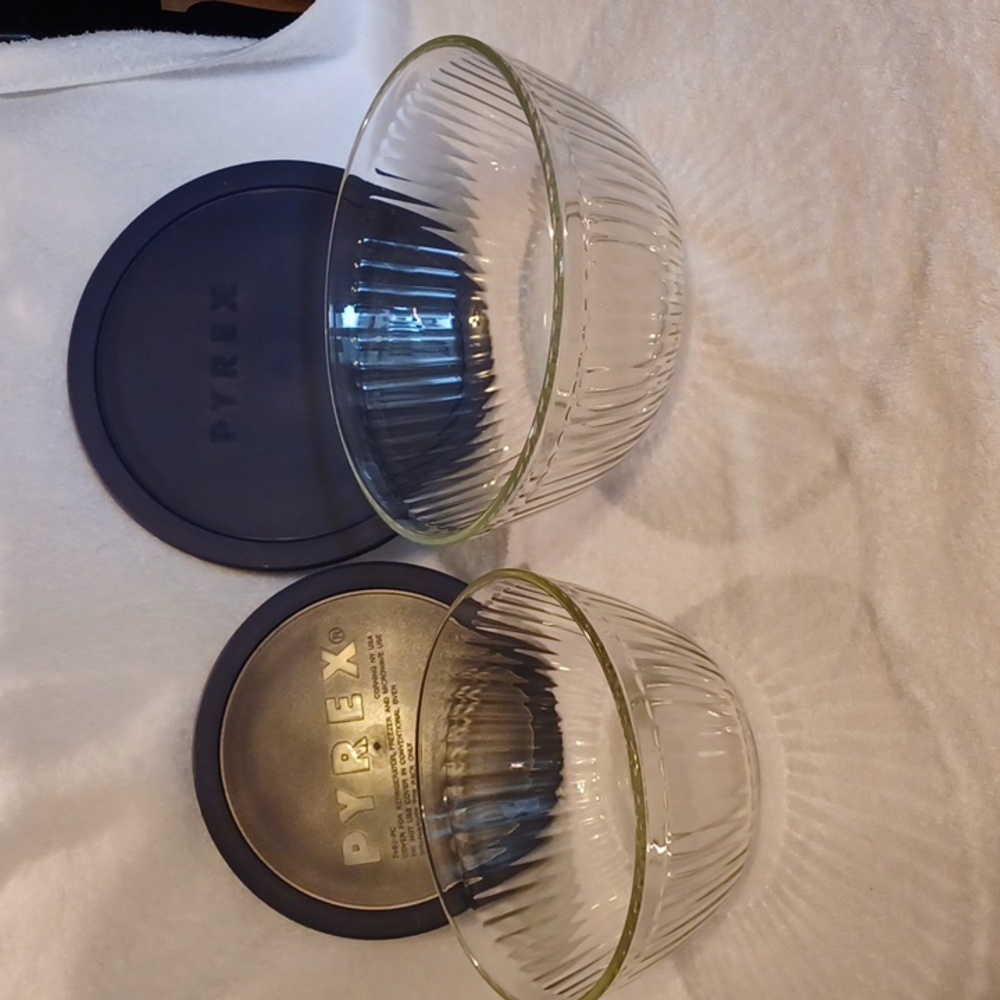 Pyrex bowls 6 cup and 10 cup covered glass bowl set